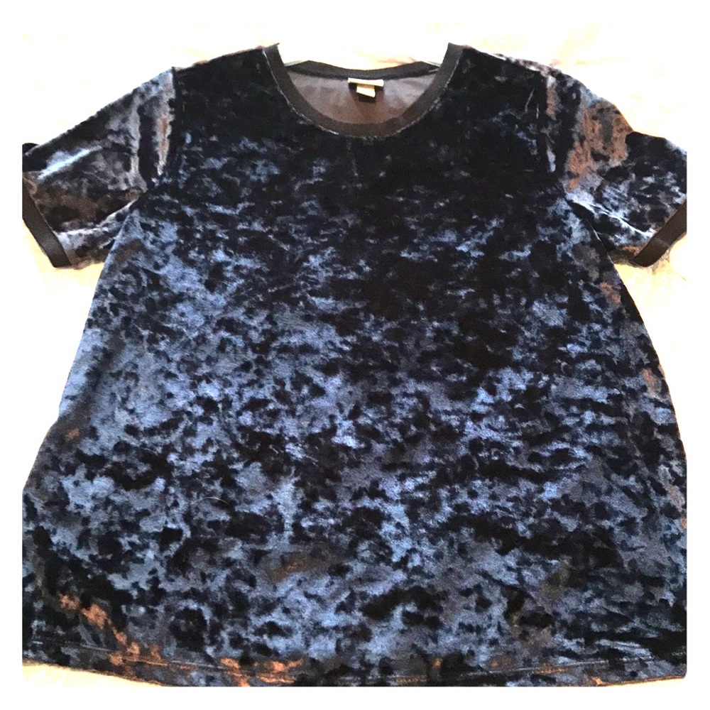 Navy shirt with a velvet material